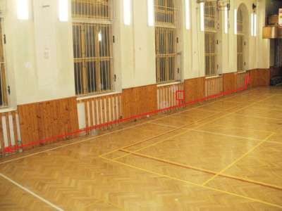 Stena z pohledu od podia